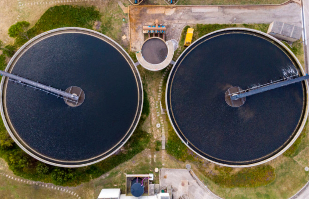 Dois contentores de tratamento de águas de uma ETAR